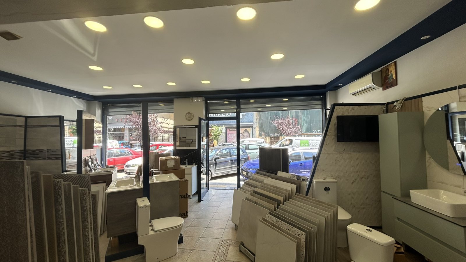 Εσωτερικό του showroom Χατζηαναστασίου στη Νεάπολη Θεσσαλονίκης